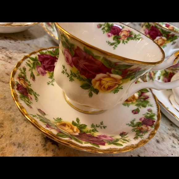 Timeless Royal Dalton To Dress up Any Kitchen - Picture 3 of 3